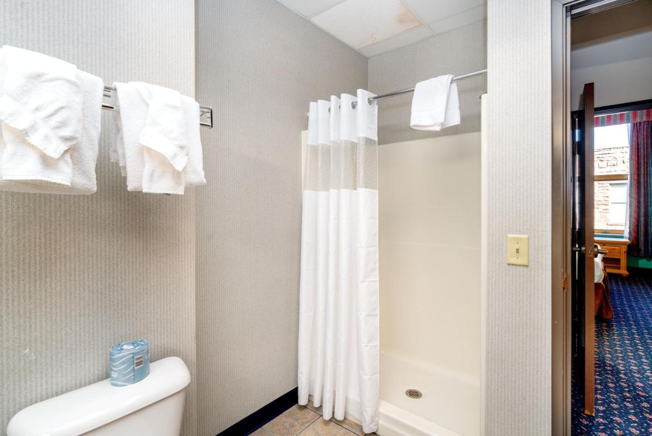 The Suites Hotel At Waterfront Plaza Duluth Bagian luar foto