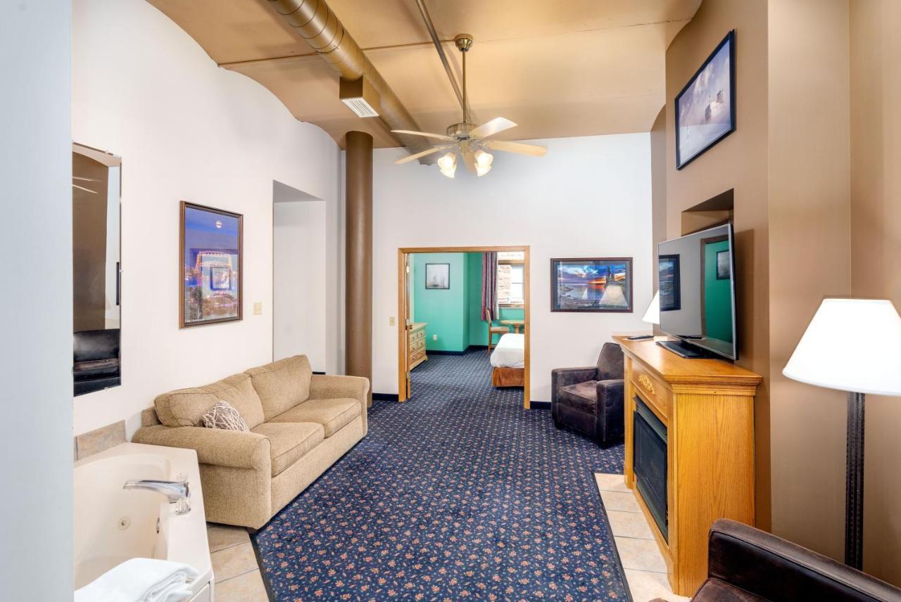 The Suites Hotel At Waterfront Plaza Duluth Bagian luar foto