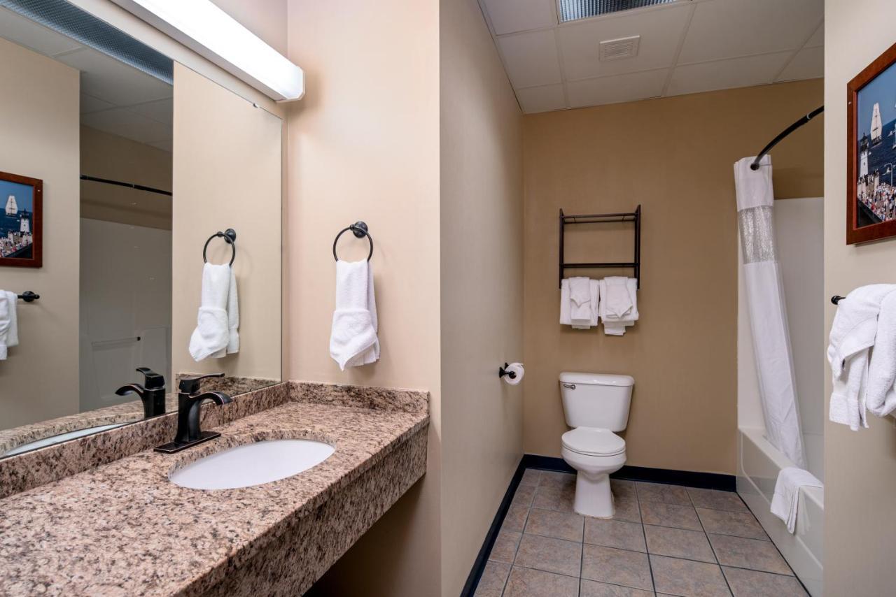 The Suites Hotel At Waterfront Plaza Duluth Bagian luar foto