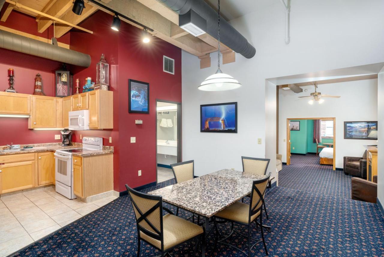 The Suites Hotel At Waterfront Plaza Duluth Bagian luar foto