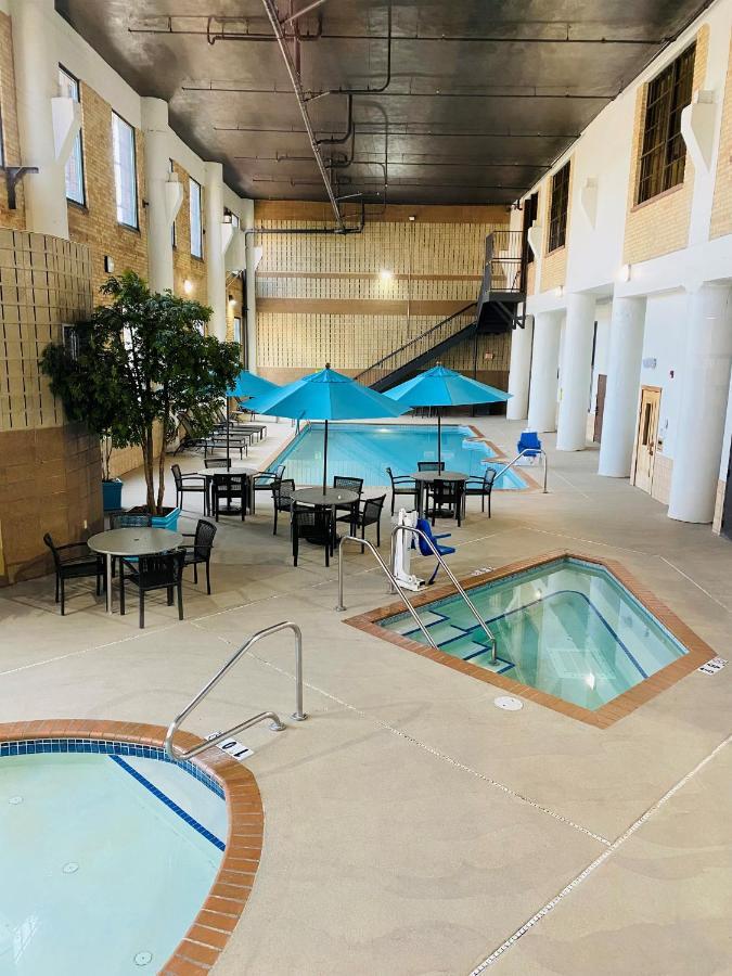 The Suites Hotel At Waterfront Plaza Duluth Bagian luar foto