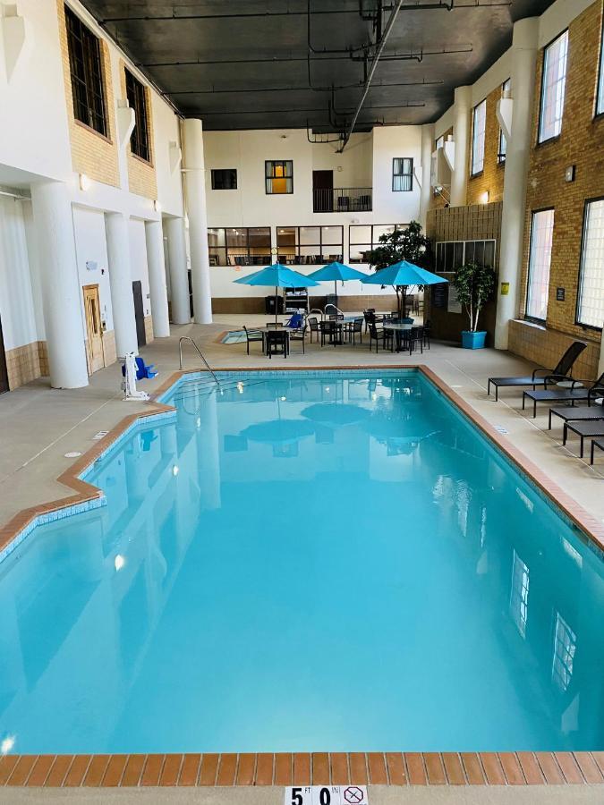 The Suites Hotel At Waterfront Plaza Duluth Bagian luar foto