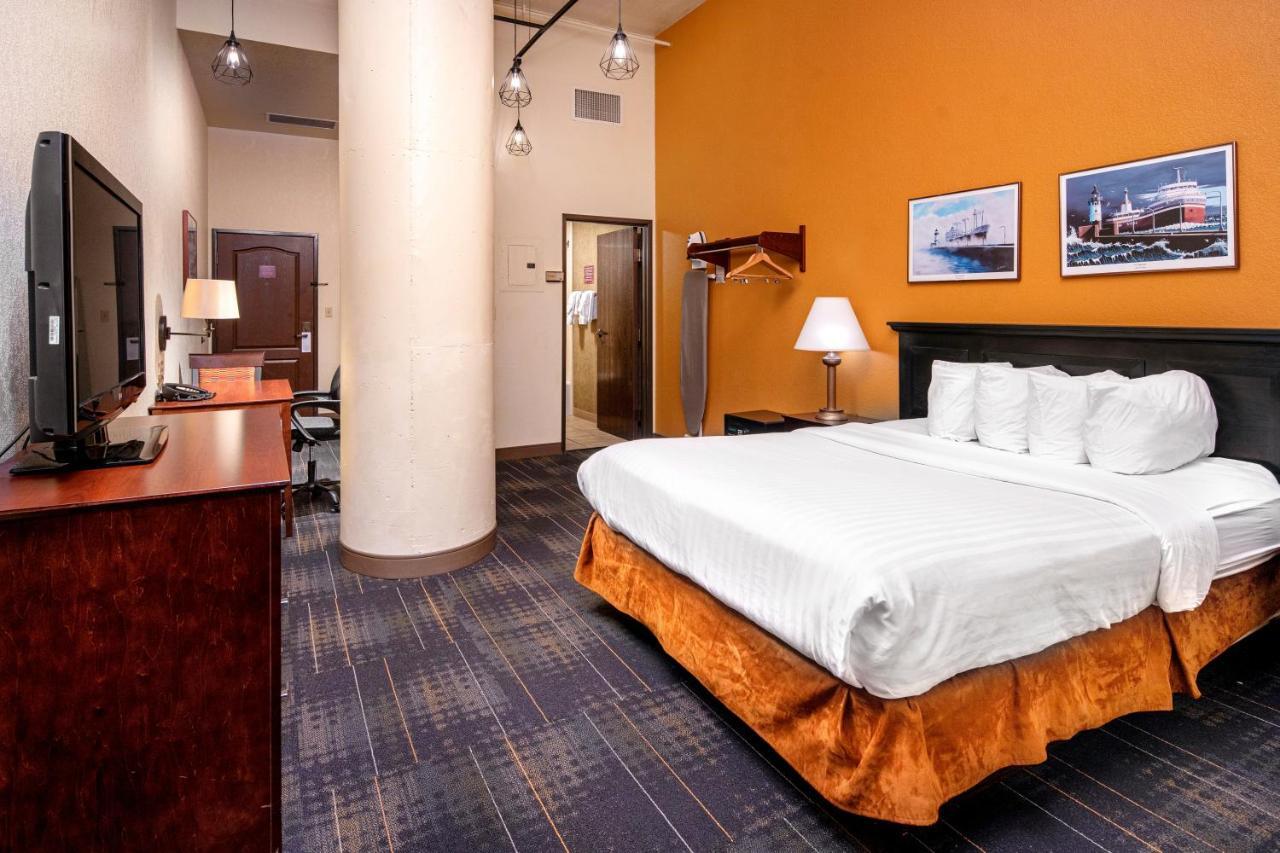 The Suites Hotel At Waterfront Plaza Duluth Bagian luar foto