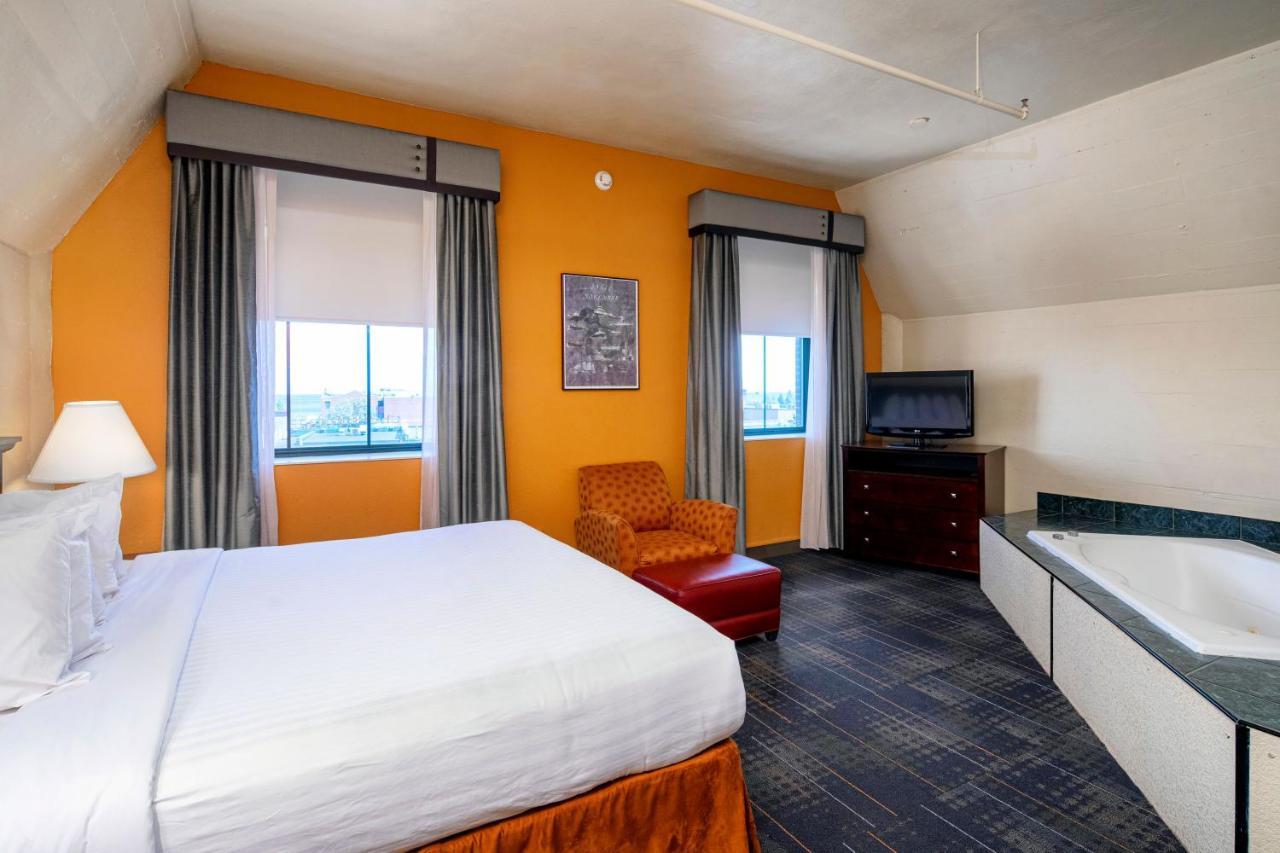 The Suites Hotel At Waterfront Plaza Duluth Bagian luar foto