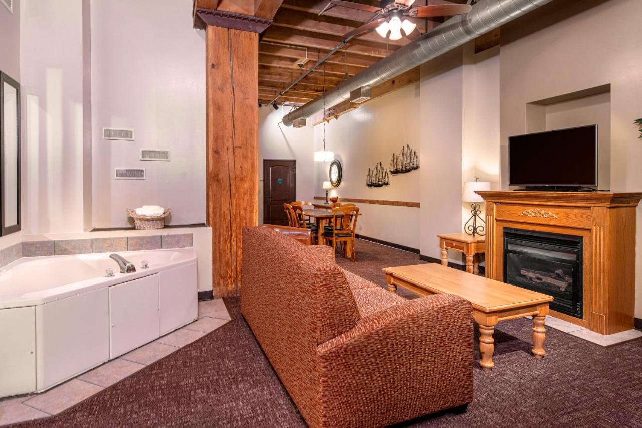 The Suites Hotel At Waterfront Plaza Duluth Bagian luar foto