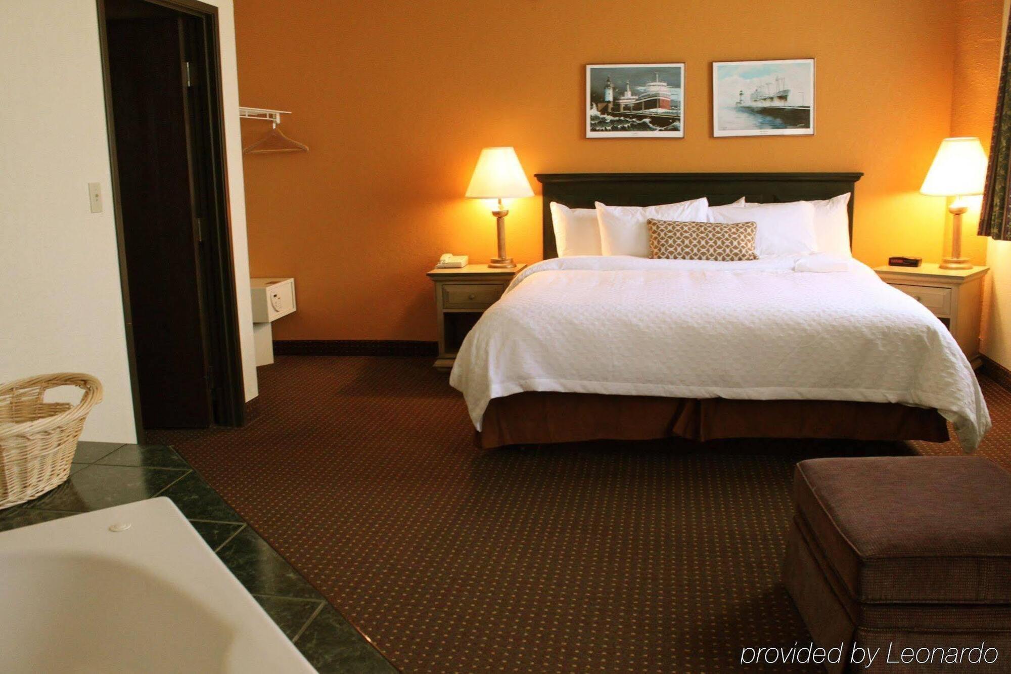 The Suites Hotel At Waterfront Plaza Duluth Bagian luar foto